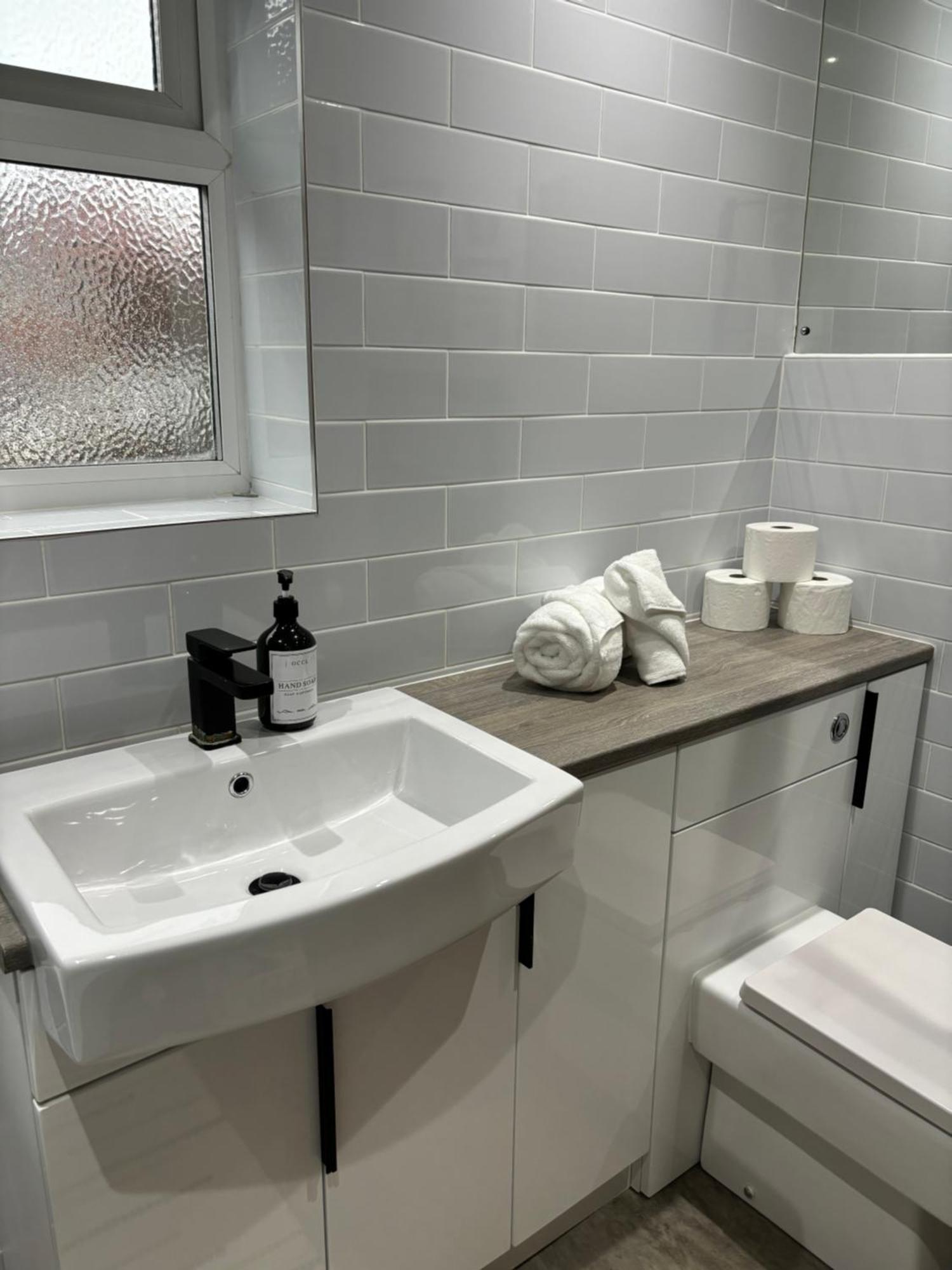 Cozy 3 Bed Home In Halifax With Secure Parking - Long & Short Stays Welcome! Exteriör bild