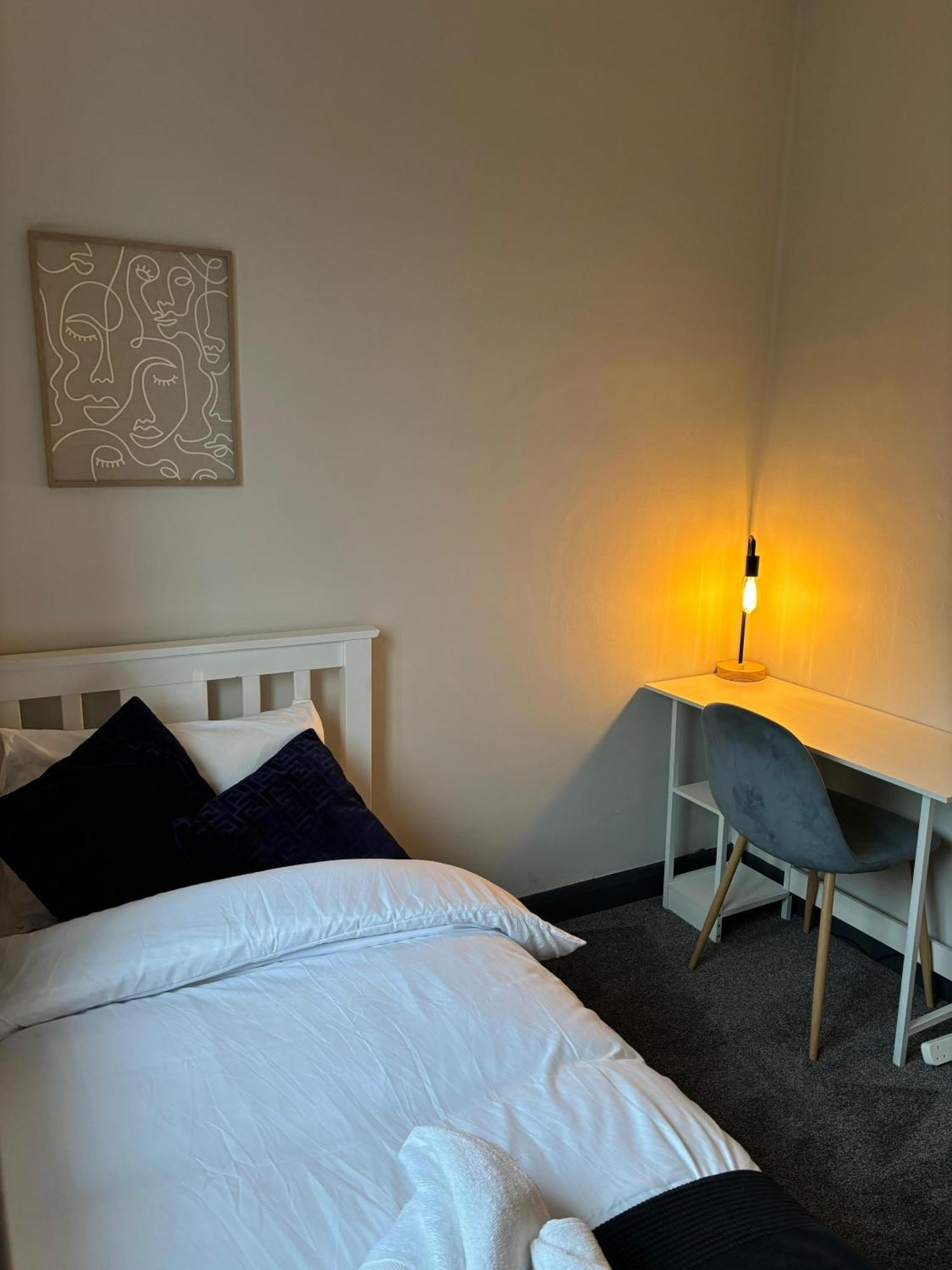 Cozy 3 Bed Home In Halifax With Secure Parking - Long & Short Stays Welcome! Exteriör bild