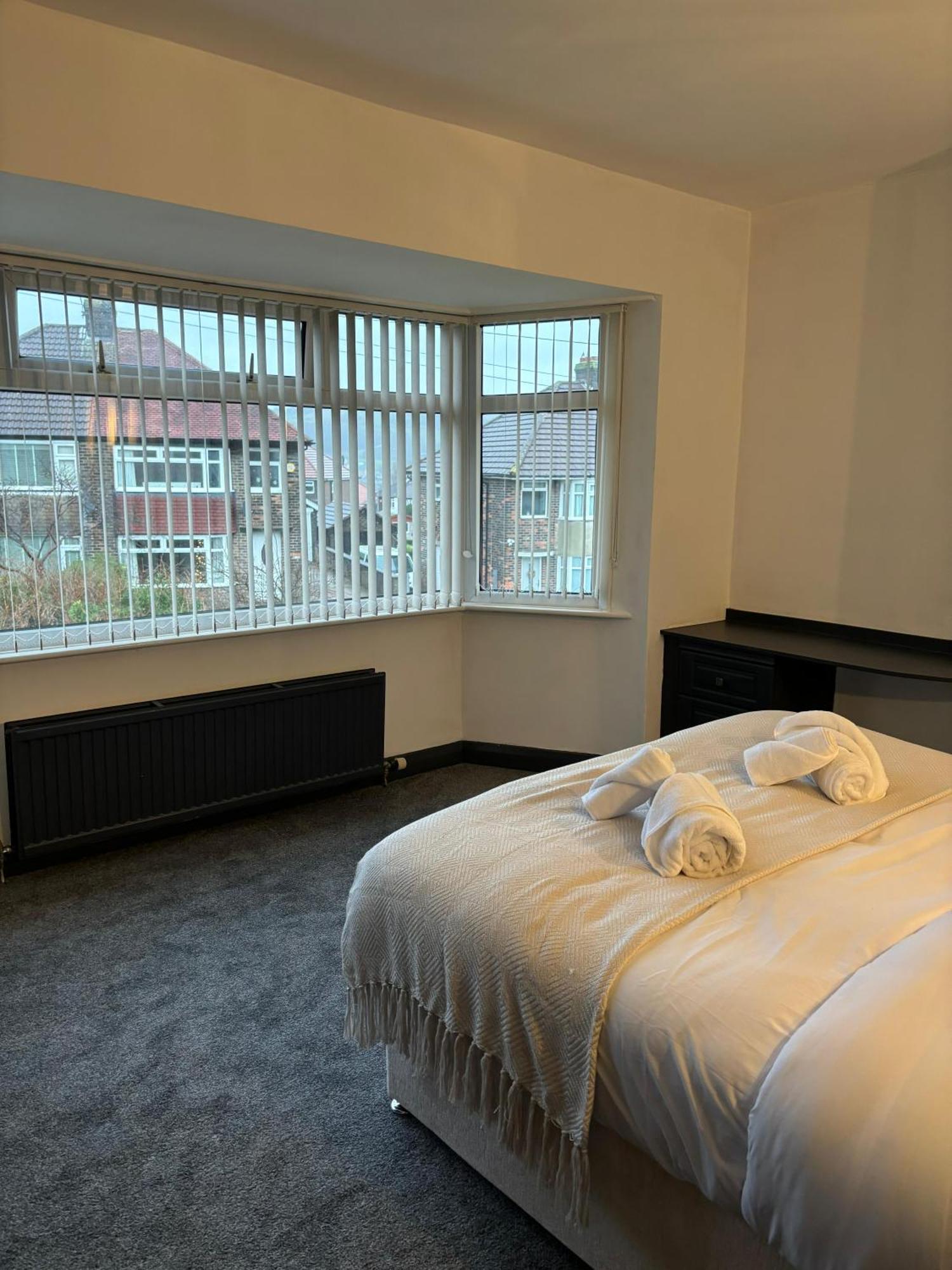 Cozy 3 Bed Home In Halifax With Secure Parking - Long & Short Stays Welcome! Exteriör bild