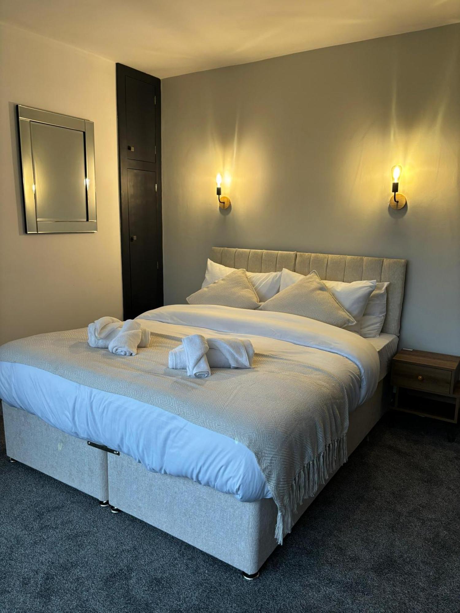 Cozy 3 Bed Home In Halifax With Secure Parking - Long & Short Stays Welcome! Exteriör bild