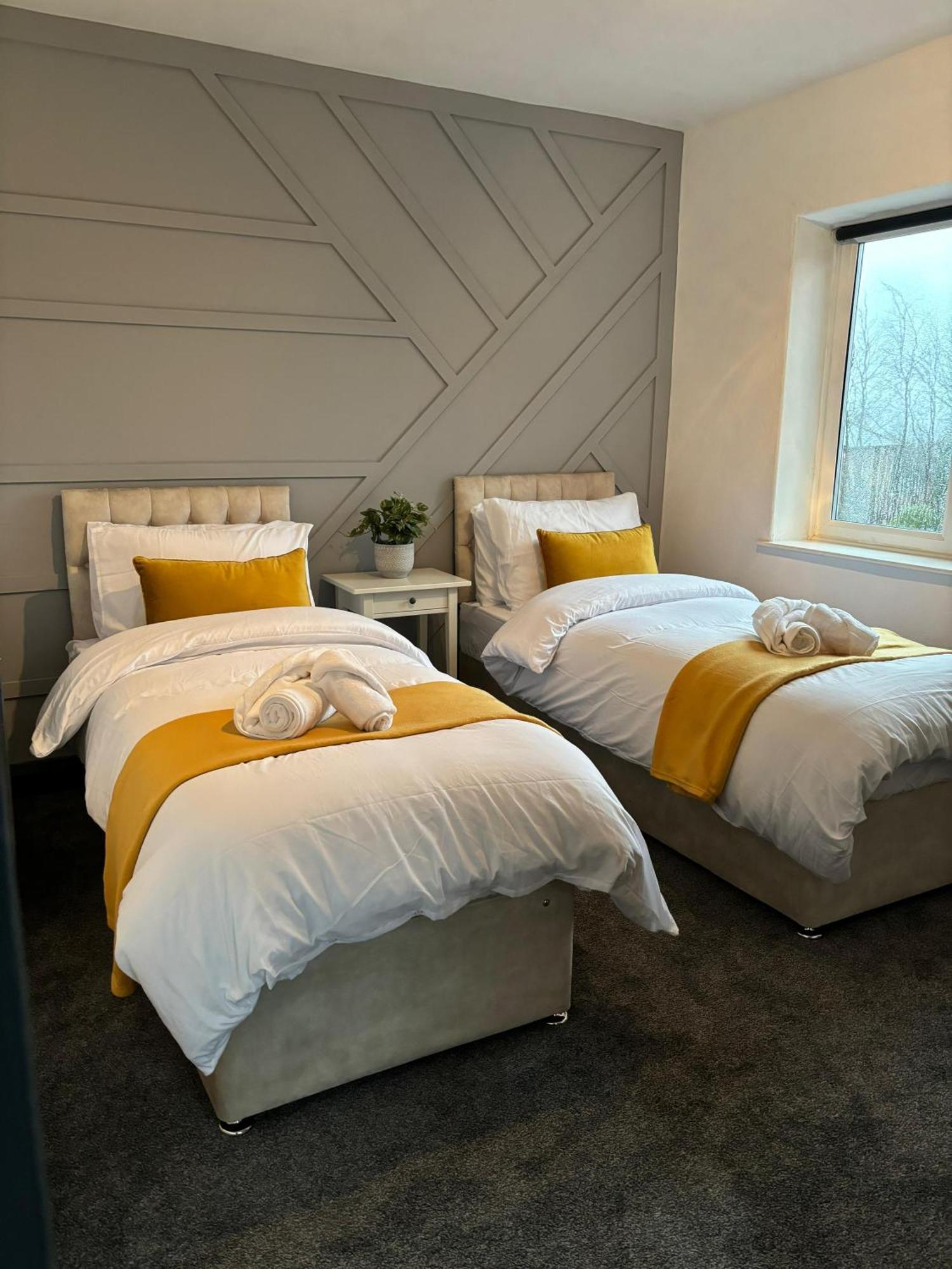 Cozy 3 Bed Home In Halifax With Secure Parking - Long & Short Stays Welcome! Exteriör bild